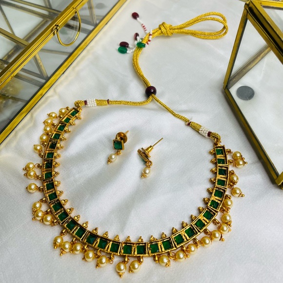Regal Radiance Green Pearl and Gold Necklace from NYC - Picture 6 of 6